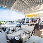 Premier With Pool & Sea View Apartahotel 4*